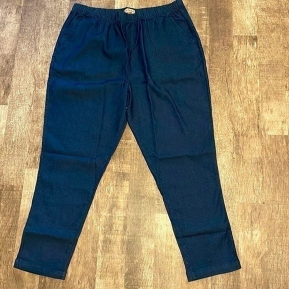 Turtle Bay Women’s stretch elastic waist, pull-on jeans, short length. New